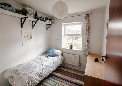 St Francis Close Crowthorne RG45 6DF - Spacious 3 Bed Flat