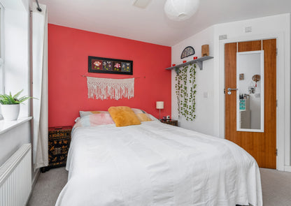 St Francis Close Crowthorne RG45 6DF - Spacious 3 Bed Flat