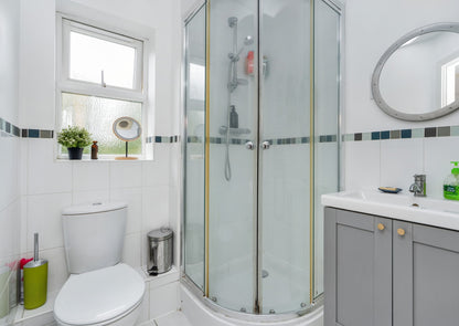 St Francis Close Crowthorne RG45 6DF - Spacious 3 Bed Flat