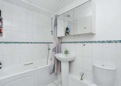 St Francis Close Crowthorne RG45 6DF - Spacious 3 Bed Flat