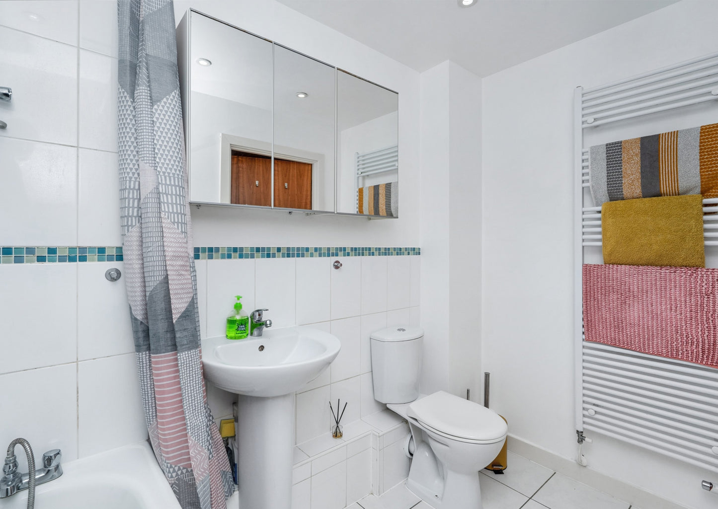 St Francis Close Crowthorne RG45 6DF - Spacious 3 Bed Flat