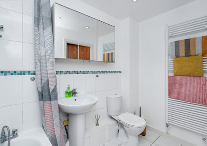 St Francis Close Crowthorne RG45 6DF - Spacious 3 Bed Flat