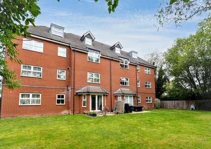 St Francis Close Crowthorne RG45 6DF - Spacious 3 Bed Flat