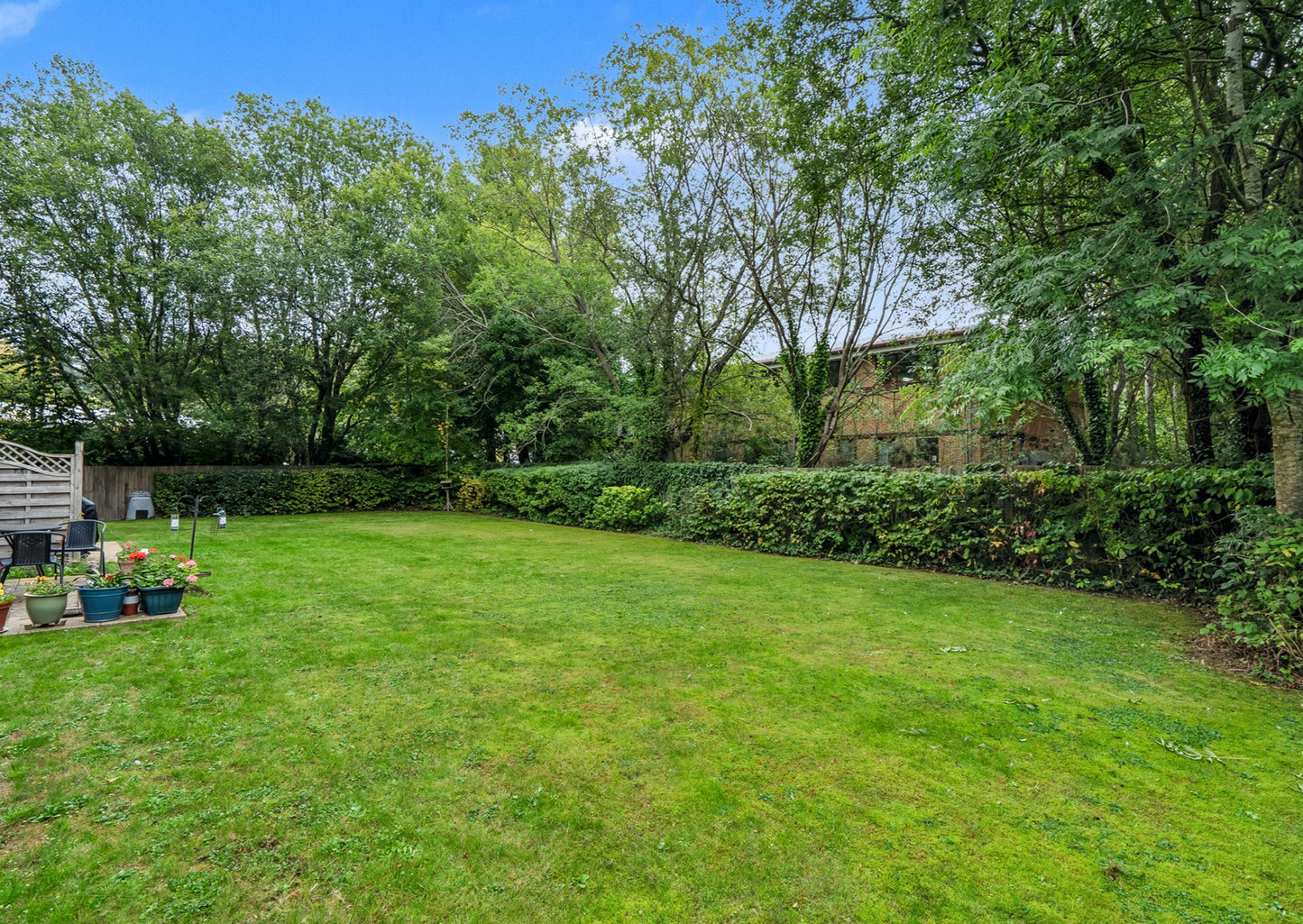 St Francis Close Crowthorne RG45 6DF - Spacious 3 Bed Flat