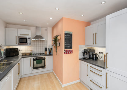 St Francis Close Crowthorne RG45 6DF - Spacious 3 Bed Flat