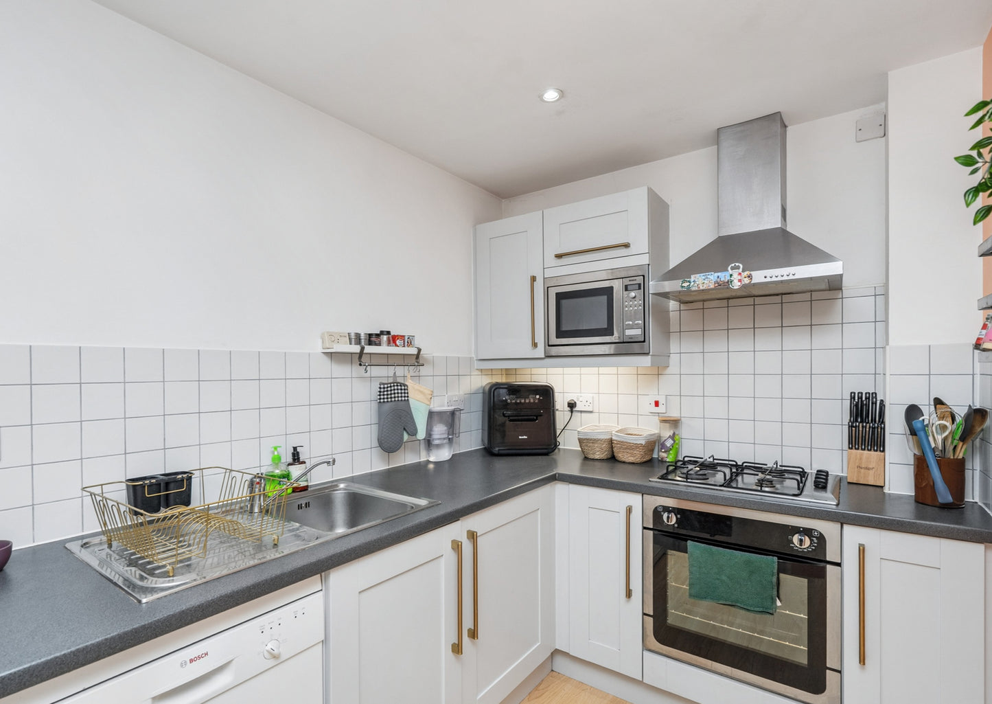 St Francis Close Crowthorne RG45 6DF - Spacious 3 Bed Flat