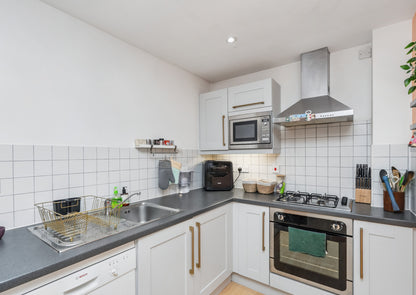 St Francis Close Crowthorne RG45 6DF - Spacious 3 Bed Flat