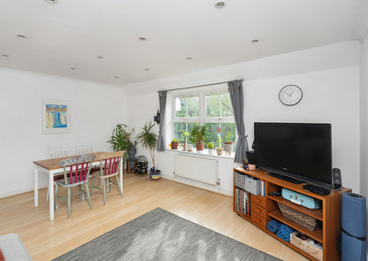 St Francis Close Crowthorne RG45 6DF - Spacious 3 Bed Flat