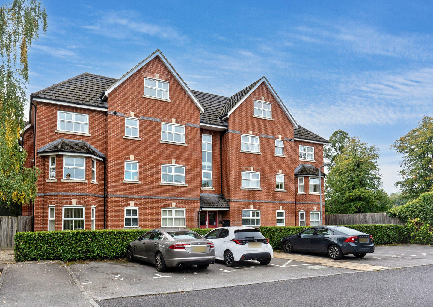 St Francis Close Crowthorne RG45 6DF - Spacious 3 Bed Flat