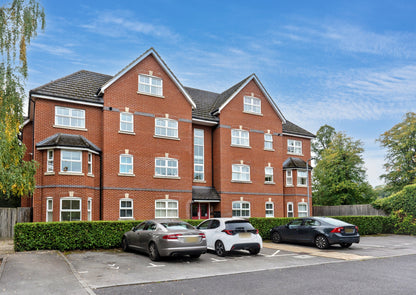 St Francis Close Crowthorne RG45 6DF - Spacious 3 Bed Flat