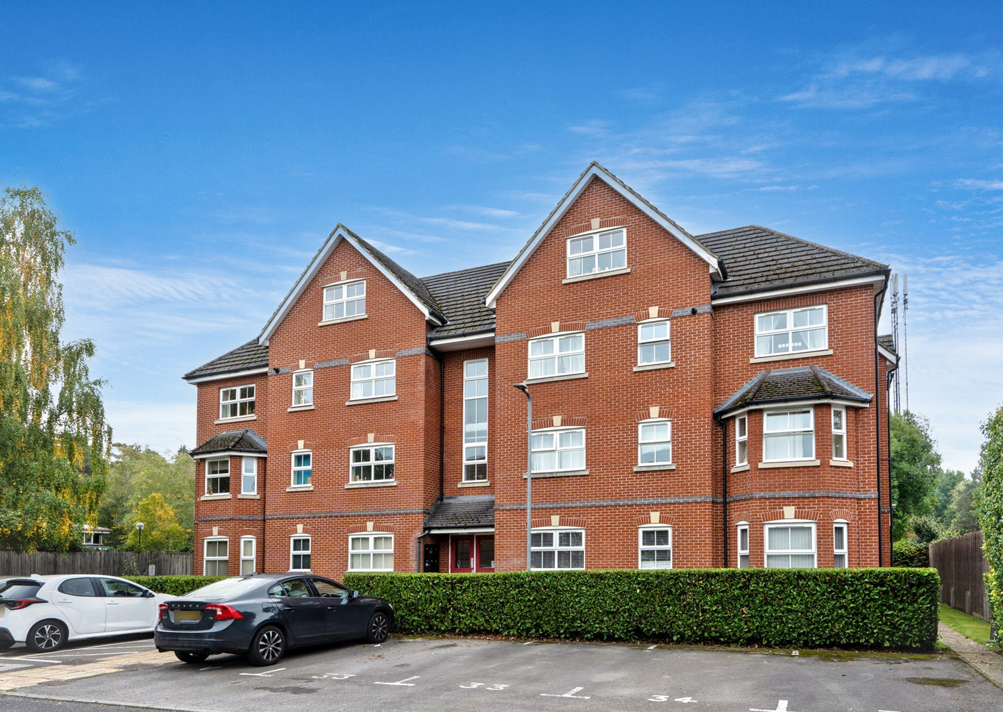 St Francis Close Crowthorne RG45 6DF - Spacious 3 Bed Flat