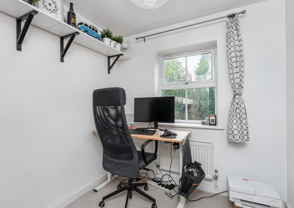 St Francis Close Crowthorne RG45 6DF - Spacious 3 Bed Flat