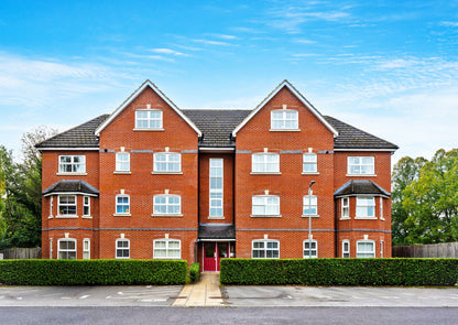 St Francis Close Crowthorne RG45 6DF - Spacious 3 Bed Flat